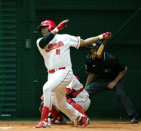 シート打撃の１打席目、安打性の打球を放つ広島　エクトル・ルナ＝マツダスタジアム（撮影・高部洋祐）