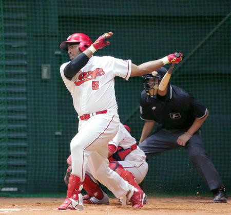 　シート打撃で、安打性の打球を放つルナ（撮影・高部洋祐）