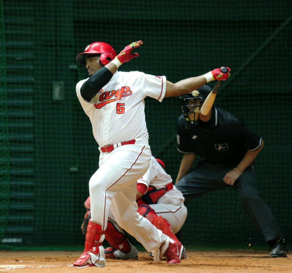 シート打撃の１打席目、安打性の打球を放つ広島　エクトル・ルナ＝マツダスタジアム（撮影・高部洋祐）