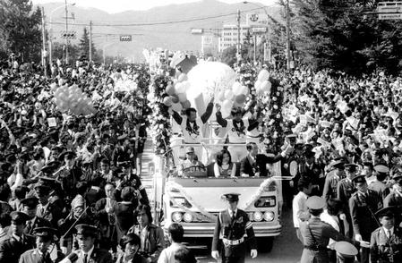 　大勢のファンが駆けつけた広島カープの優勝パレード＝７５年１０月、広島市内
