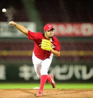 紅白戦で力投する広島・中崎＝マツダスタジアム（撮影・吉澤敬太）