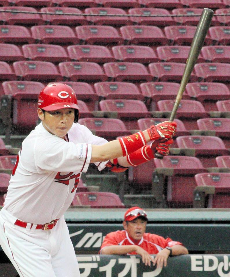 　紅白戦の３回に右前打を放った新井