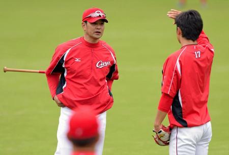 練習中、岡田明丈（右）と話す広島・緒方孝市監督＝マツダスタジアム（撮影・吉澤敬太）