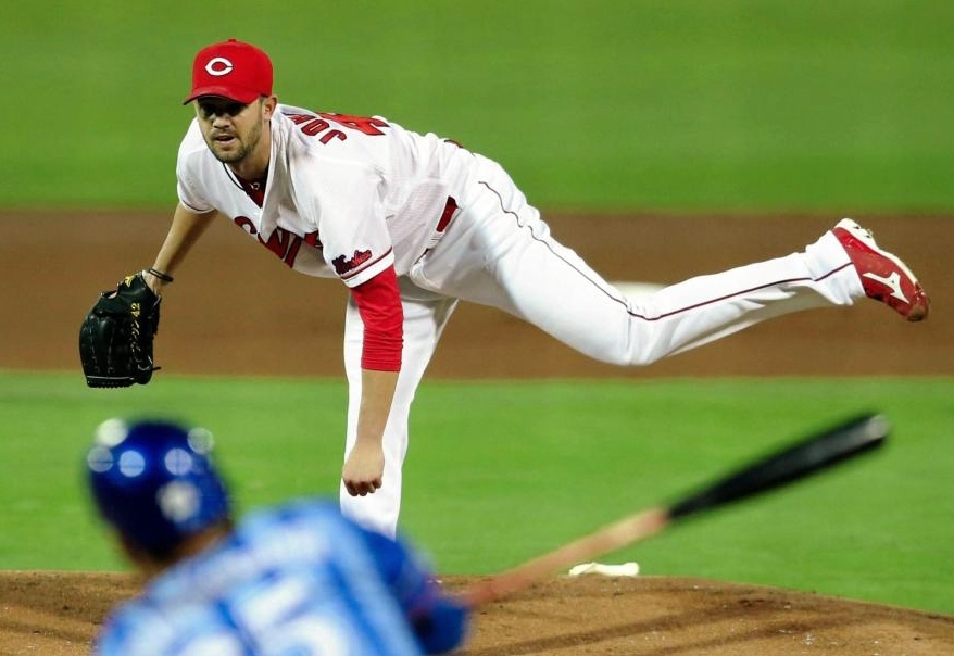 １回ＤｅＮＡ２死一塁、ＤｅＮＡ・筒香嘉智（手前）を空振りの三振に打ち取る広島　クリス・ジョンソン＝マツダスタジアム（撮影・高部洋祐）