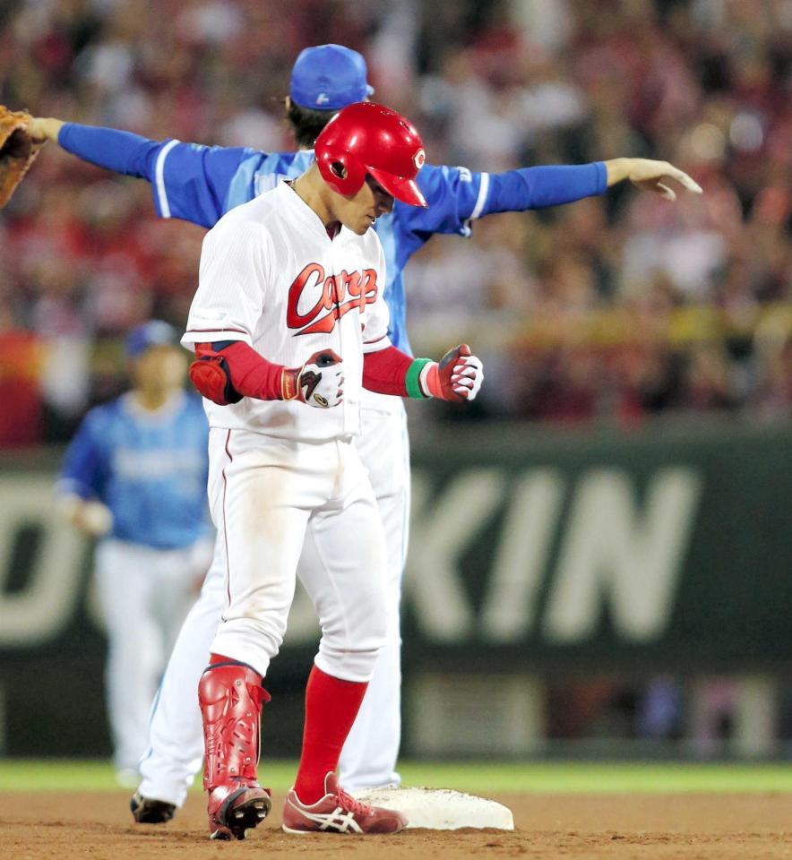 　７回、適時二塁打を放ち、ガッツポーズする田中（撮影・高部洋祐）