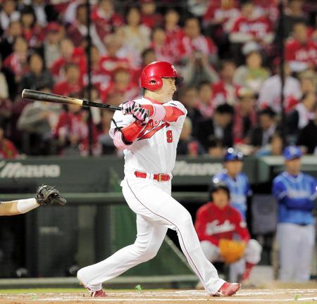 １回広島１死三塁、丸佳浩は右前に先制適時打を放つ＝マツダスタジアム（撮影・吉澤敬太）