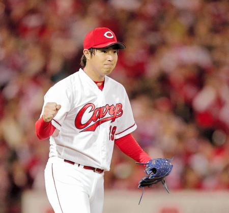 ６回ＤｅＮＡ無死一塁、ロペスを三塁併殺ゴロに打ち取り、ガッツポーズを見せる広島・野村祐輔＝マツダスタジアム（撮影・吉澤敬太）