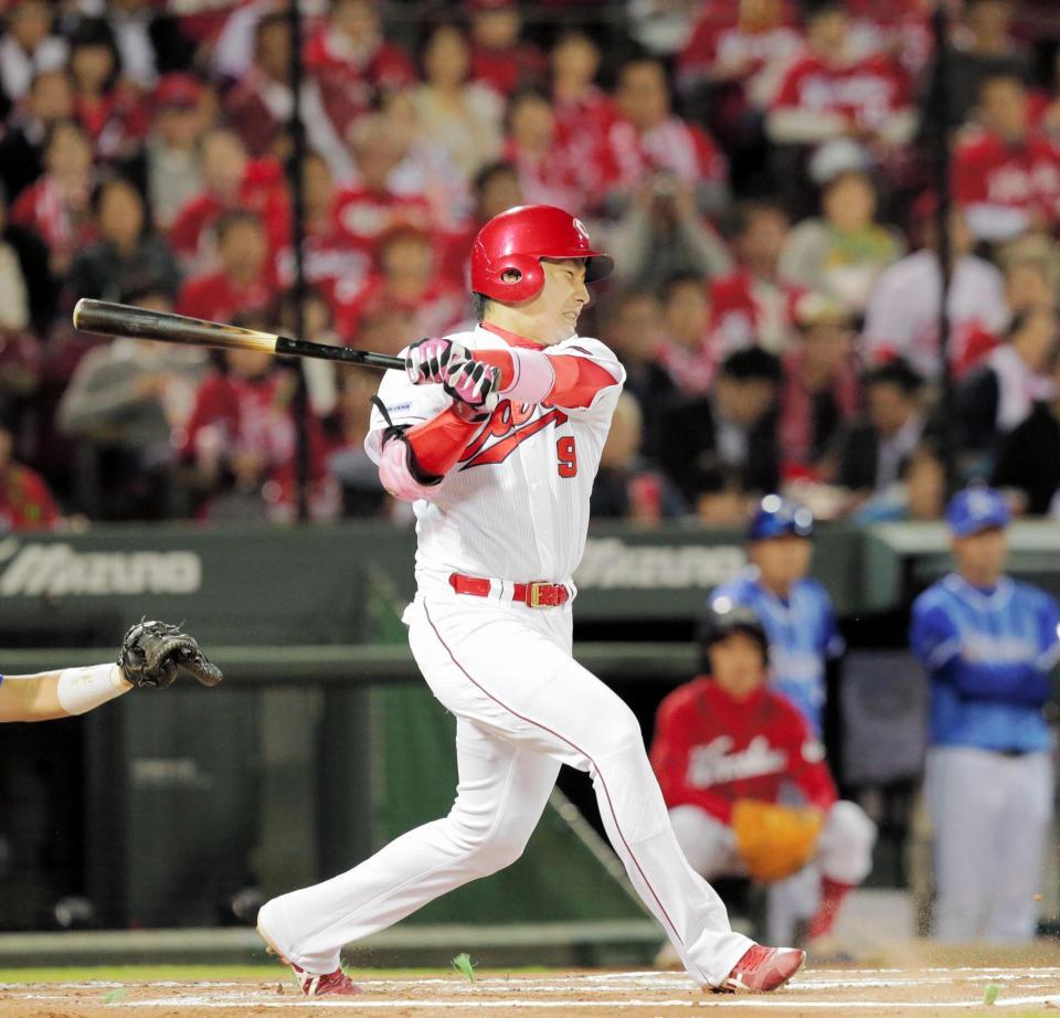 １回広島１死三塁、丸佳浩は右前に先制適時打を放つ＝マツダスタジアム（撮影・吉澤敬太）