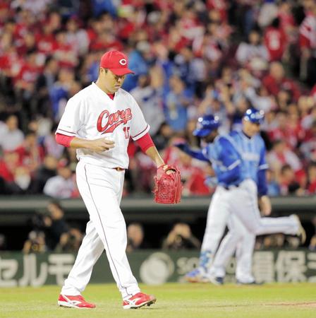 ４回ＤｅＮＡ２死一塁、エリアンに右越えに先制２ランを打たれた広島・黒田博樹＝マツダスタジアム（撮影・吉澤敬太）