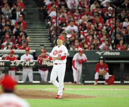 ５回、ＤｅＮＡ・梶谷隆幸に適時打を浴び、ガックリの広島・黒田博樹＝マツダスタジアム（撮影・北村雅宏）