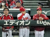 ６回、広島・菊池涼介が三振後、広島・田中広輔は二盗失敗に終わり、目をかく広島・緒方孝市監督（中央）＝マツダスタジアム（撮影・北村雅宏）