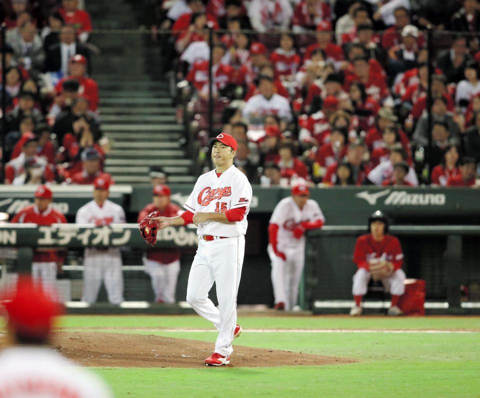 ５回、ＤｅＮＡ・梶谷隆幸に適時打を浴び、ガックリの広島・黒田博樹＝マツダスタジアム（撮影・北村雅宏）