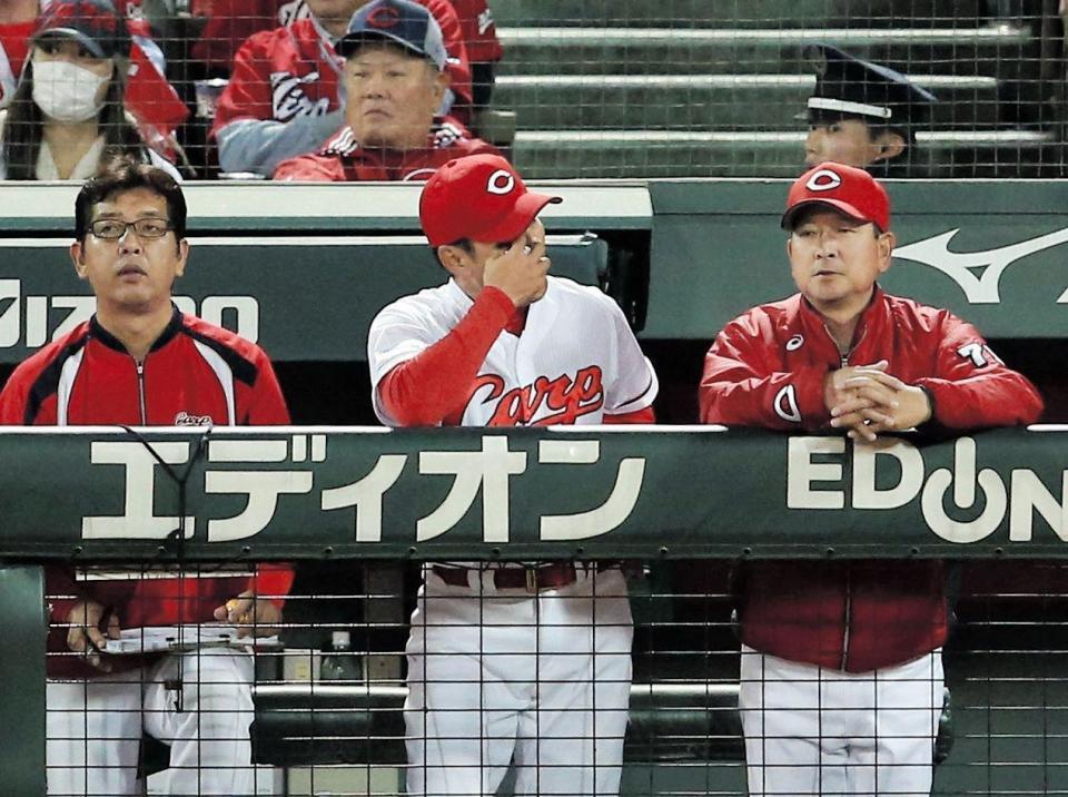 ６回、広島・菊池涼介が三振後、広島・田中広輔は二盗失敗に終わり、目をかく広島・緒方孝市監督（中央）＝マツダスタジアム（撮影・北村雅宏）