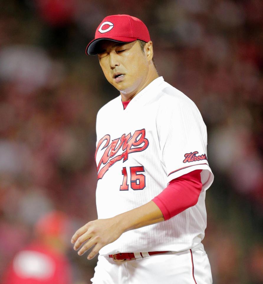 エリアンに２ランを許した黒田は悔しそうな表情でベンチに戻る（撮影・吉澤敬太）