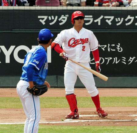 四球を選ぶ広島・田中＝マツダスタジアム（撮影・出月俊成）