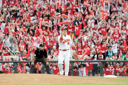 勝利の瞬間、ガッツポーズを見せる新井　