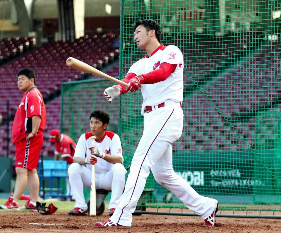 ロングティーで汗を流す鈴木（撮影・北村雅宏）