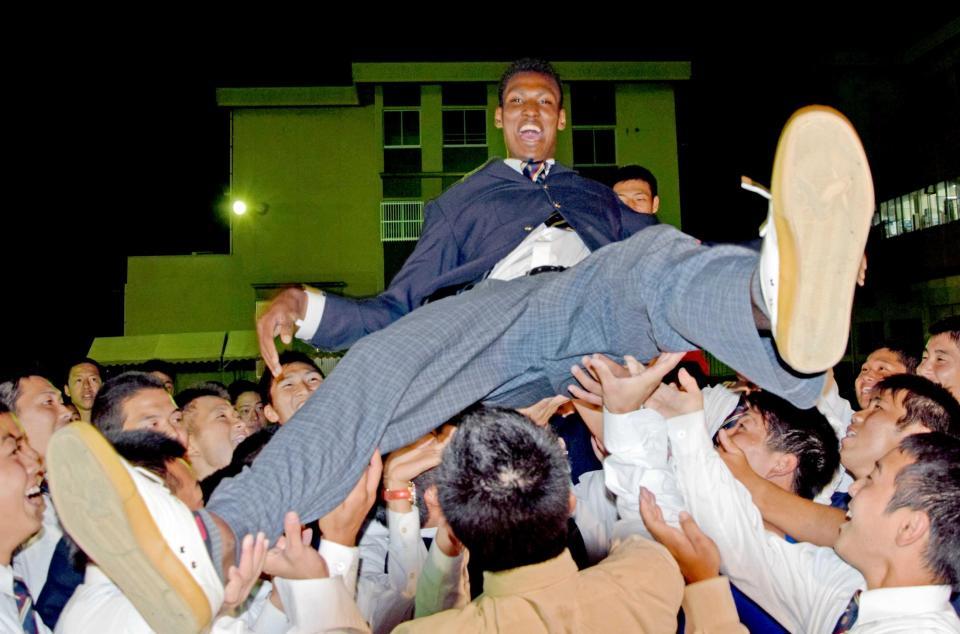 　広島から５位指名され、胴上げされる松山聖陵・アドゥワ