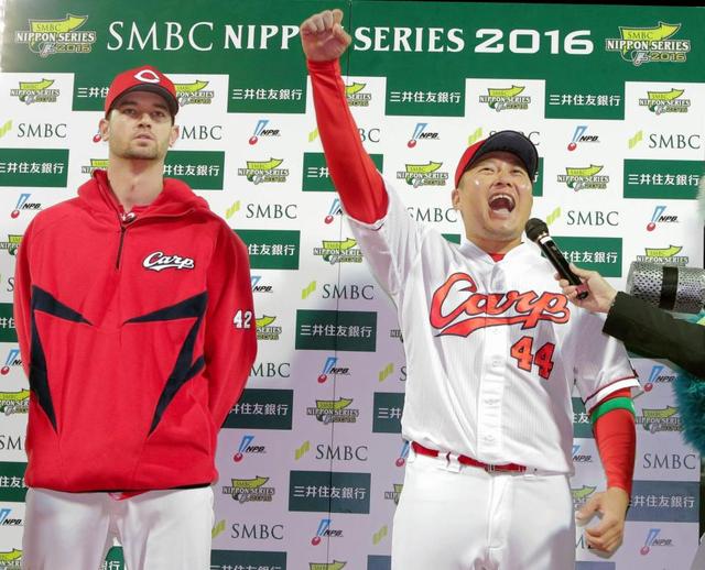 ジョンソン、お立ち台で松山に無茶ぶり「後の質問は松山が歌ってから