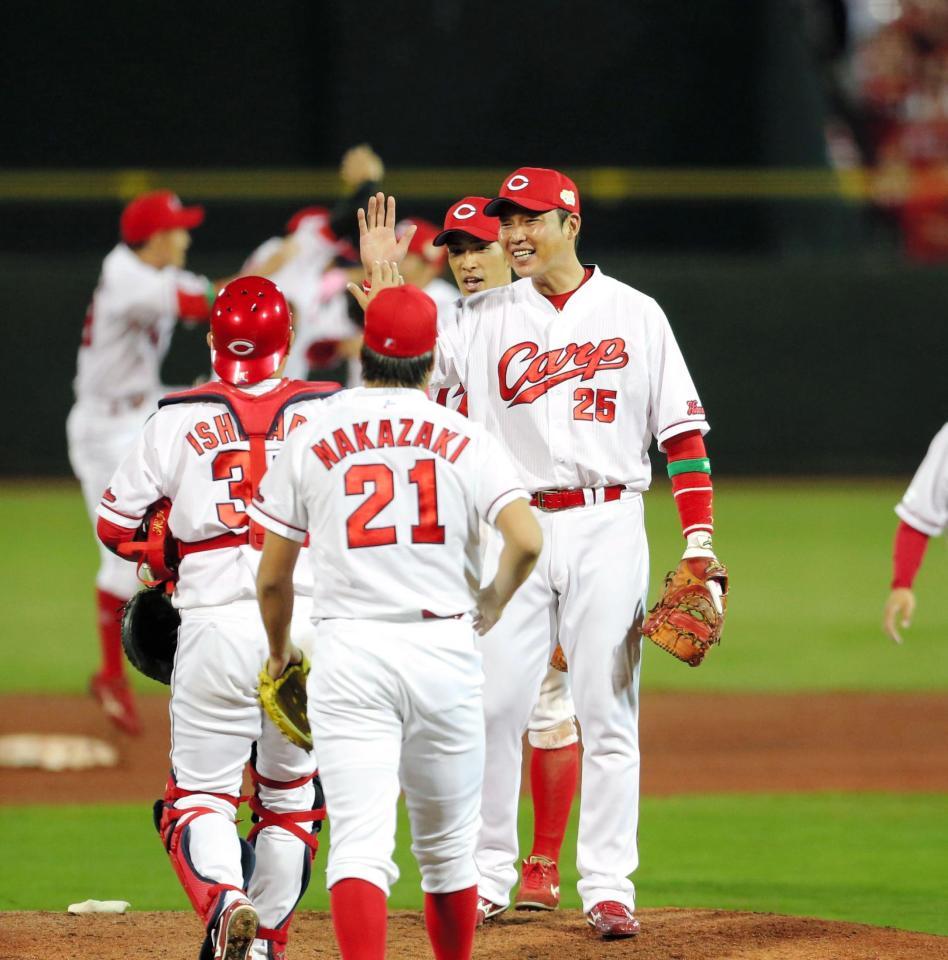 初戦を白星で飾り、タッチを交わす広島・新井貴浩（25）ら広島ナイン＝マツダスタジアム（撮影・高部洋祐）