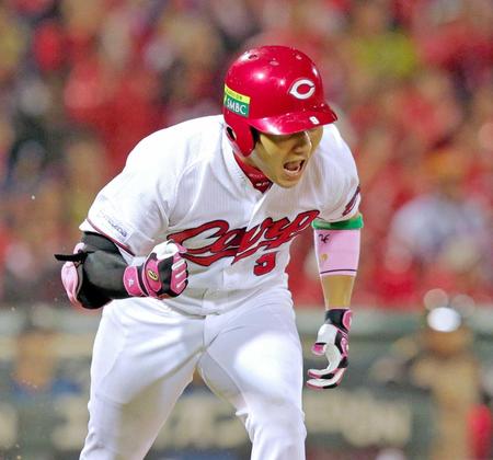 　７回、タイムリーを放ち、拳を握って雄たけびをあげる丸