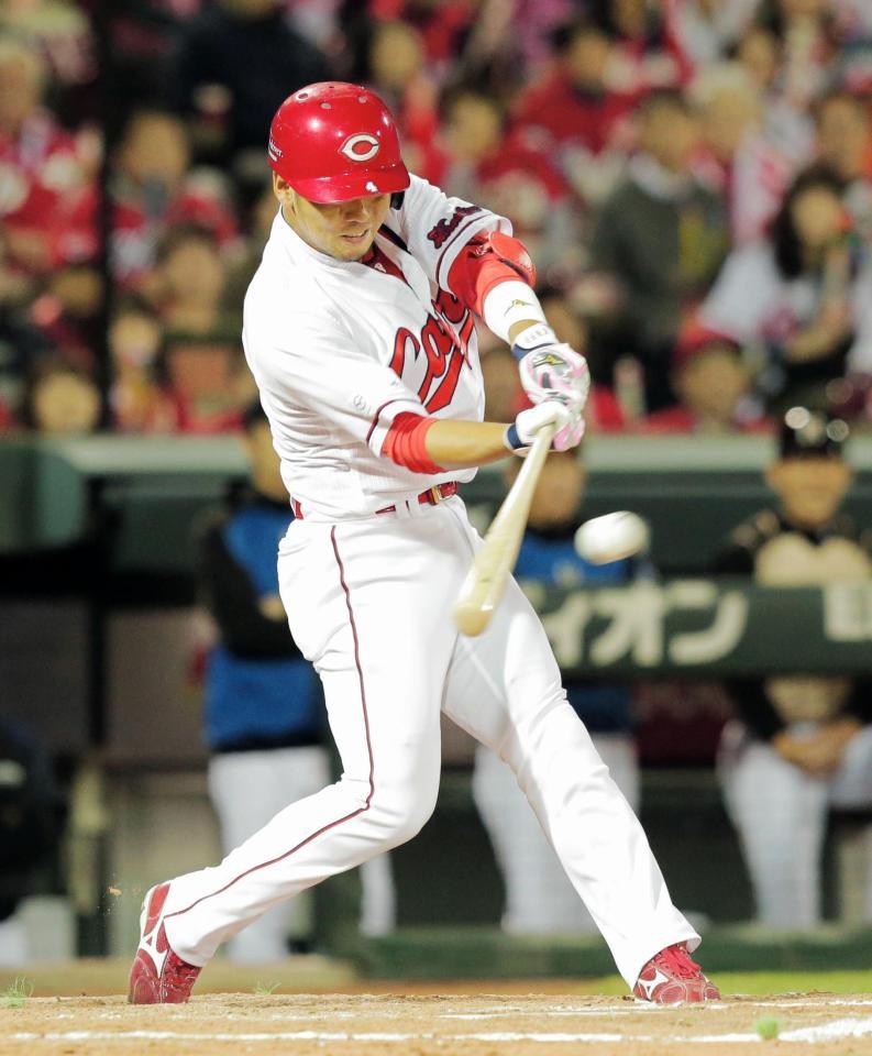 ２回、先制適時二塁打を放つ小窪＝マツダスタジアム