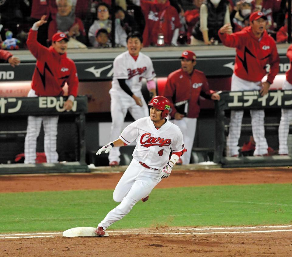 　２回、先制の適時二塁打を放ち、一塁を回る小窪（撮影・出月俊成）