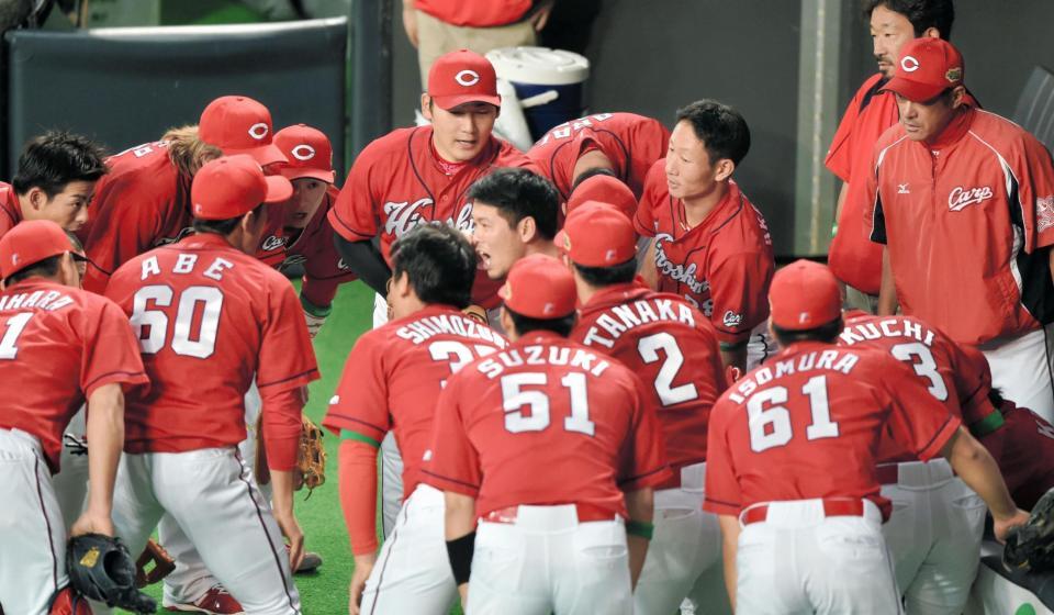 試合前、円陣を組み声を出す広島・小窪哲也（中央）＝札幌ドーム（撮影・佐々木彰尚）
