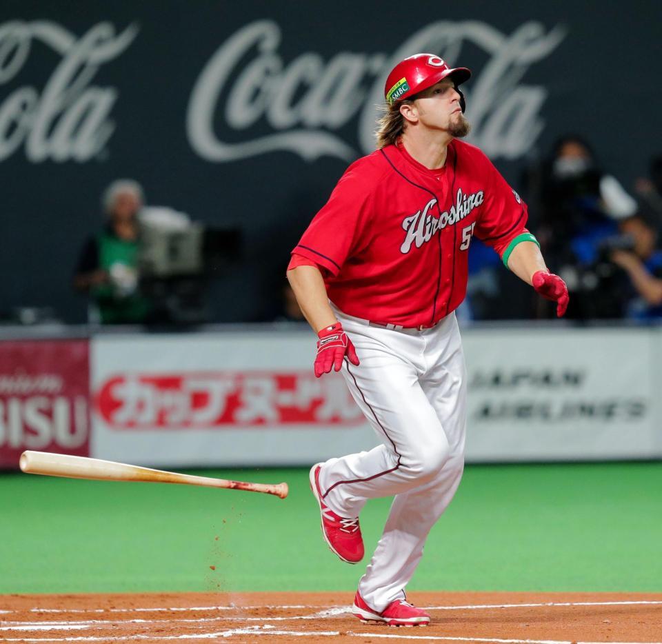 ２回広島１死一塁、エルドレッドは右越えに逆転２ランを放つ＝札幌ドーム（撮影・吉澤敬太）