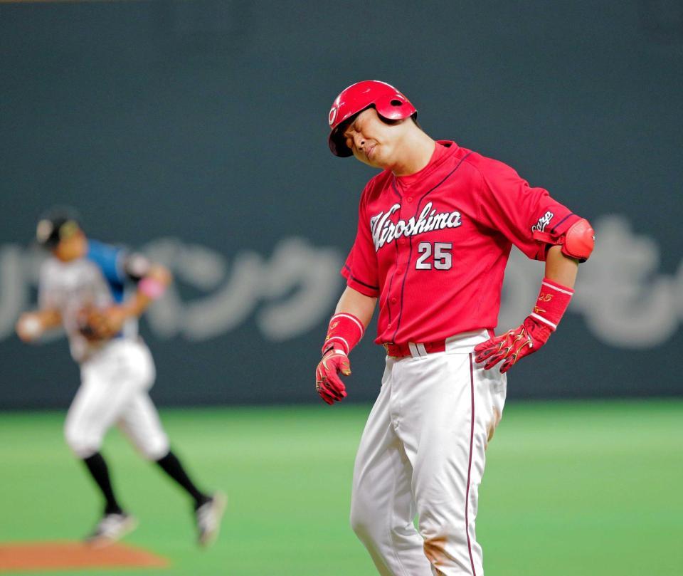 　５回、二飛に倒れ肩を落とす新井