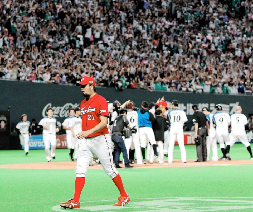 　西川にサヨナラ満塁本塁打を浴び、ベンチに引き揚げる中崎（撮影・吉澤敬太）