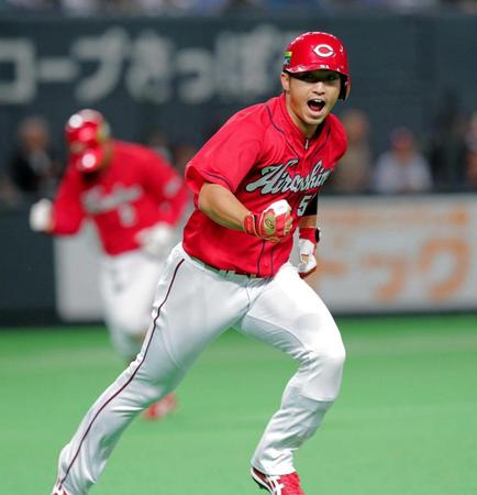 　１回、鈴木は先制の適時打を放ちガッツポーズ（撮影・吉澤敬太）