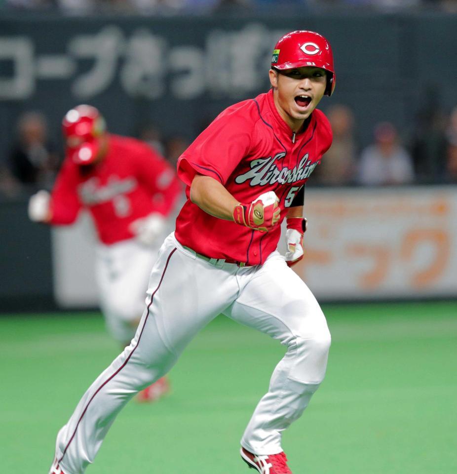 　１回、鈴木は先制の適時打を放ちガッツポーズ（撮影・吉澤敬太）