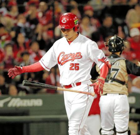 　４回、代打で空振り三振に倒れ、がっくりとベンチに下がる新井