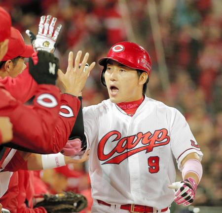 　５回、丸はソロを放ち、ナインとタッチを交わす