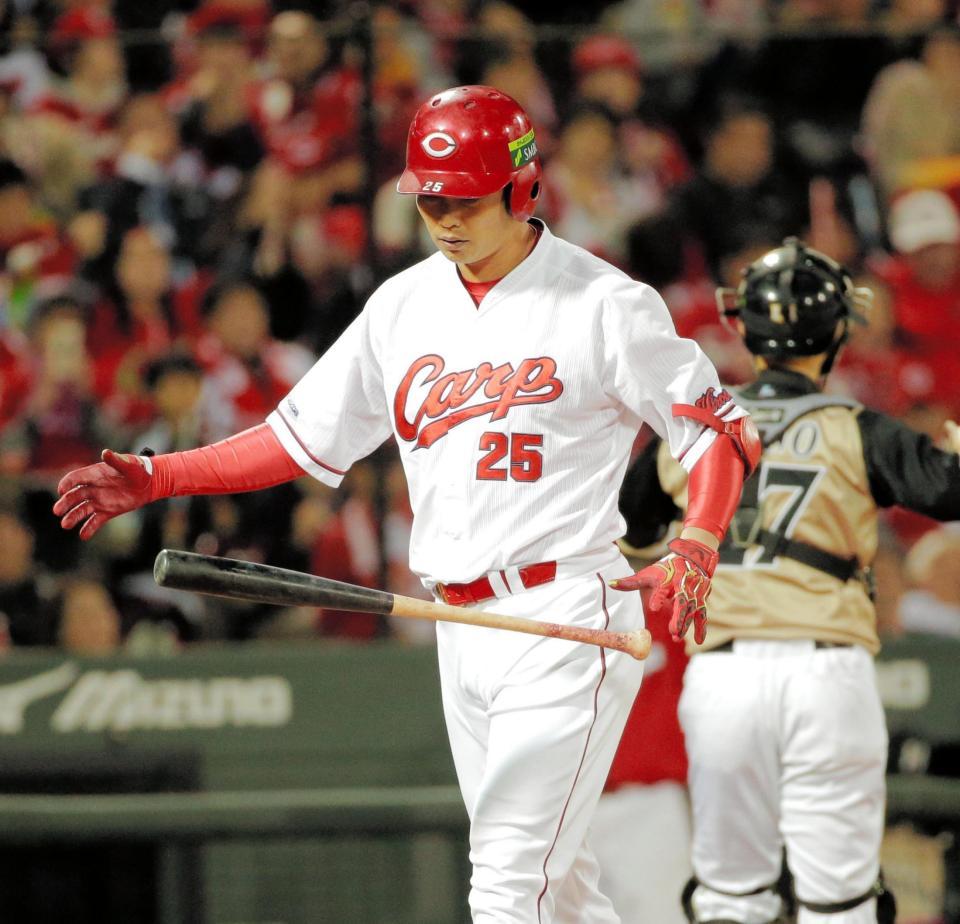 　４回、代打で空振り三振に倒れ、がっくりとベンチに下がる新井