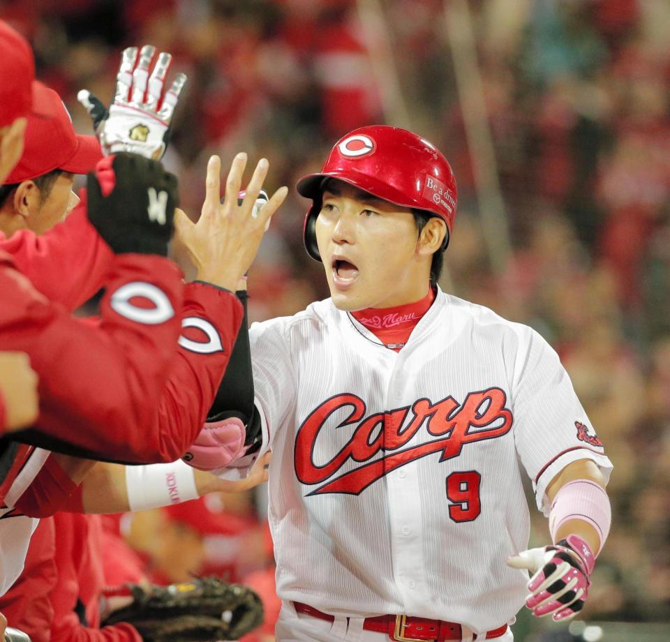 　５回、丸はソロを放ち、ナインとタッチを交わす