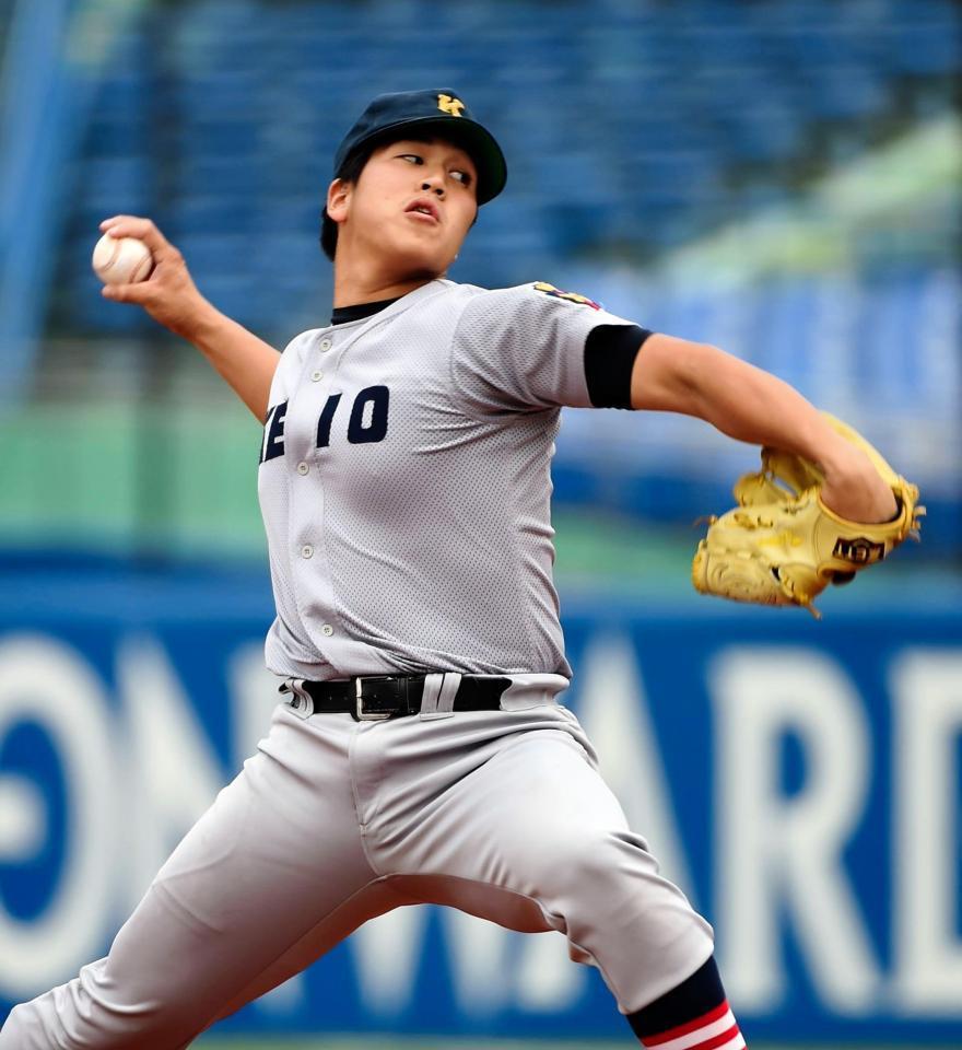 ２安打完封で早稲田大を破った慶応大・加藤拓也＝神宮球場（撮影・開出牧）