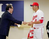 市民栄誉賞を受賞する広島・黒田博樹（右）＝マツダスタジアム（撮影・吉澤敬太）