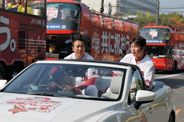 広島の街がカープの赤一色に　４１年ぶり優勝パレード