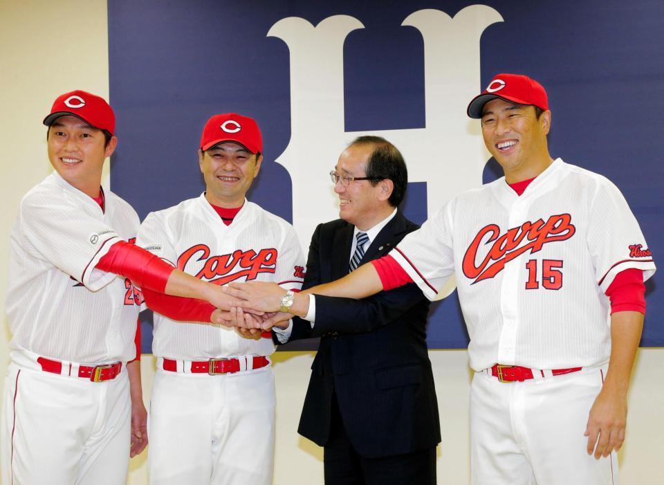 松井市長（右から２人目）から市民栄誉賞を贈られ、笑顔を見せる（左から）新井、緒方監督、黒田（右）
