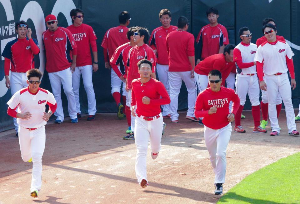 　マツダスタジアムで秋季練習を開始した広島ナイン