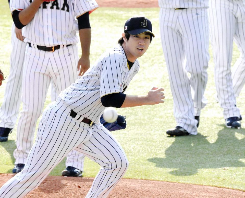 　ノックのボールにダッシュする野村（撮影・棚橋慶太）