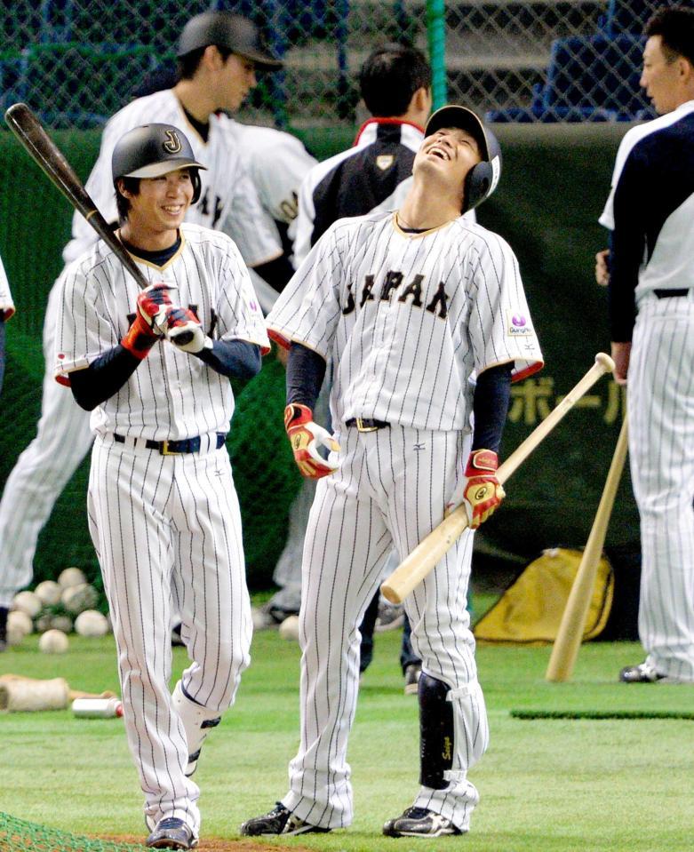 　山田（左）と談笑する鈴木（撮影・西岡正）