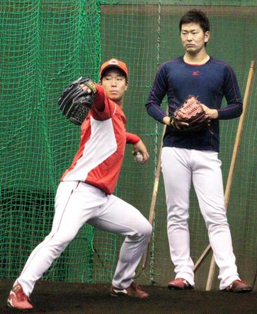 　フォームを確認しながらネットピッチングする塹江。右は飯田（撮影・市尻達拡）