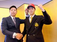 松本スカウト（左）から帽子をかぶせてもらう中部学院大・床田（撮影・佐藤厚）