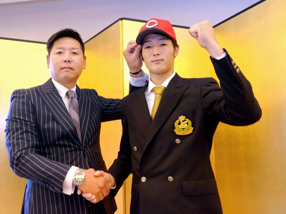 松本スカウト（左）から帽子をかぶせてもらう中部学院大・床田（撮影・佐藤厚）