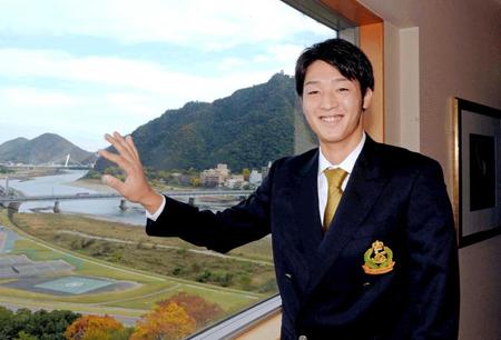 　広島と仮契約し笑顔を見せる中部学院大・床田