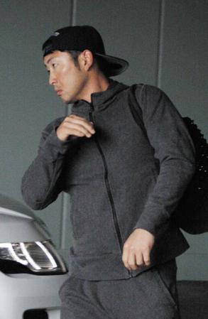 　契約更改交渉を終え、車に乗り込む梵