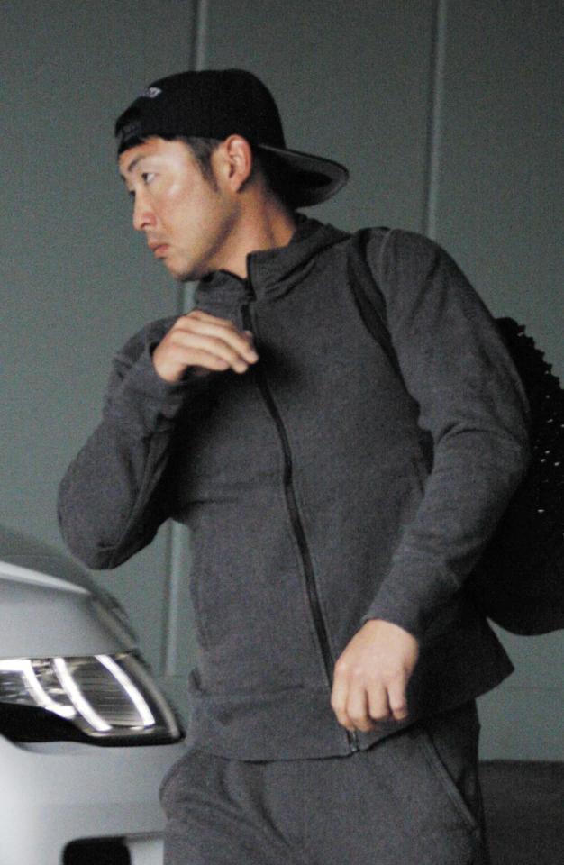 　契約更改交渉を終え、車に乗り込む梵